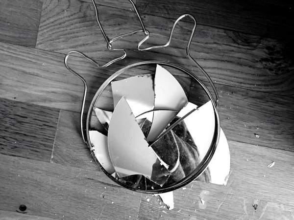 podíval se do rozbitého zrcadla 