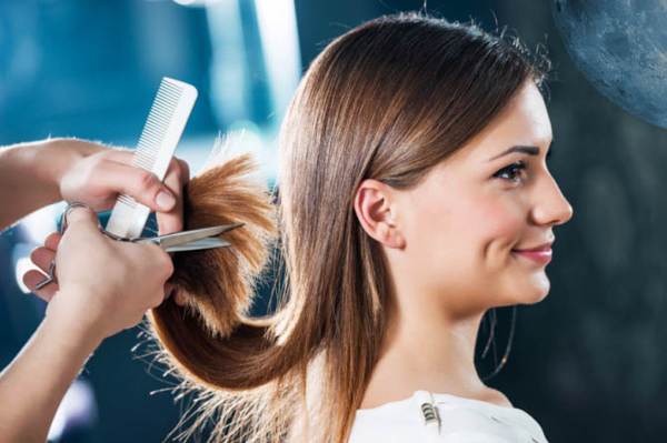 můžu si večer ostříhat vlasy 