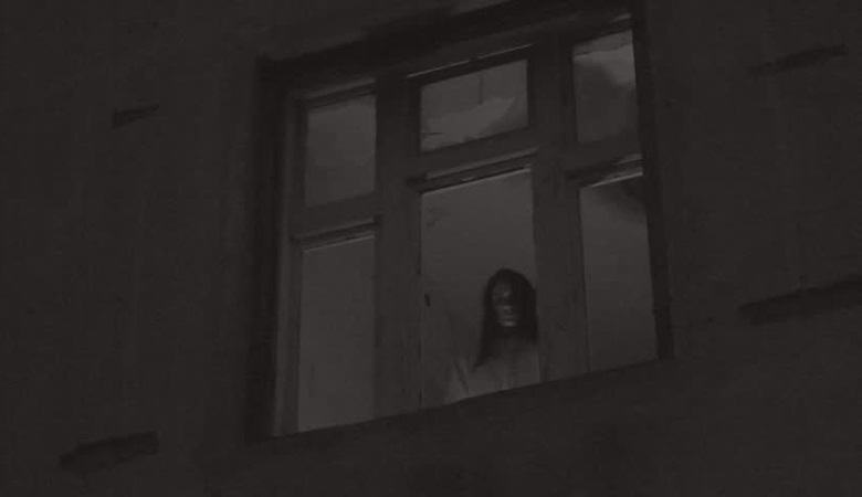 Muž fotografoval v okně ducha nedávno zesnulé přítelkyně