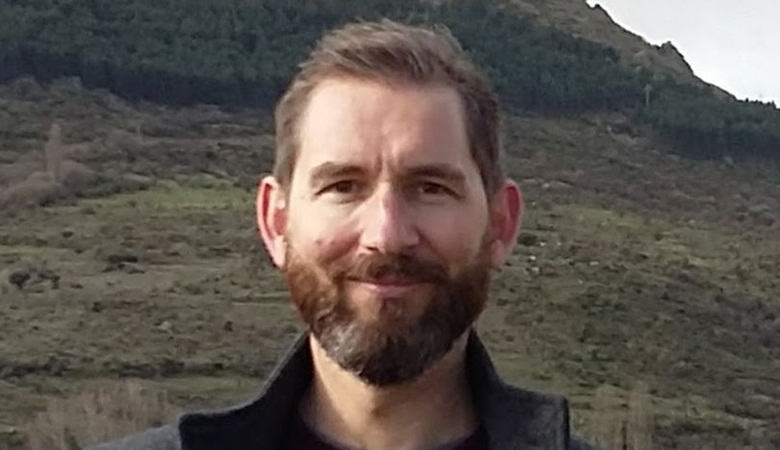 Muž náhodou vyfotografoval muže vzlétajícího