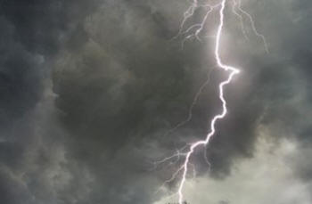 Muž přežil po dvou silných úderech blesku