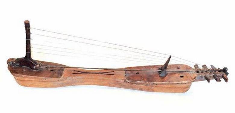 V Altajských ostrovech znovu vytvoří harcyjskou harfu a nechá ji hrát.