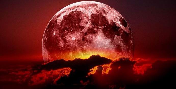 Tři UFO byly spatřeny proti rudému měsíci