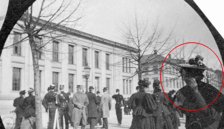 Na fotografii z roku 1890 žena mluví o chytrém telefonu.