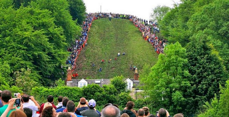 Tradiční sýrské závody konané na kopci Cooper v Gloucestershire