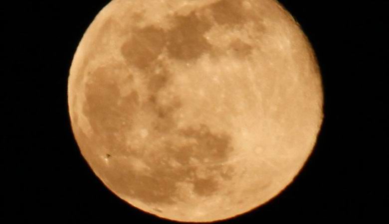 Na Měsíci si všiml temná pyramida