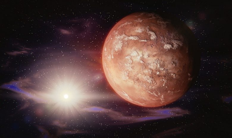 Na Marsu něco velmi podezřele odráží světlo.