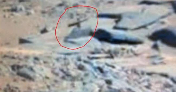 Na Marsu byl nalezen hrob s křížem