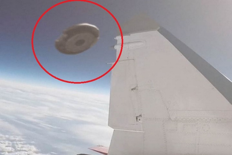 Na jedné ze starých fotografií NASA byly dvě UFO.