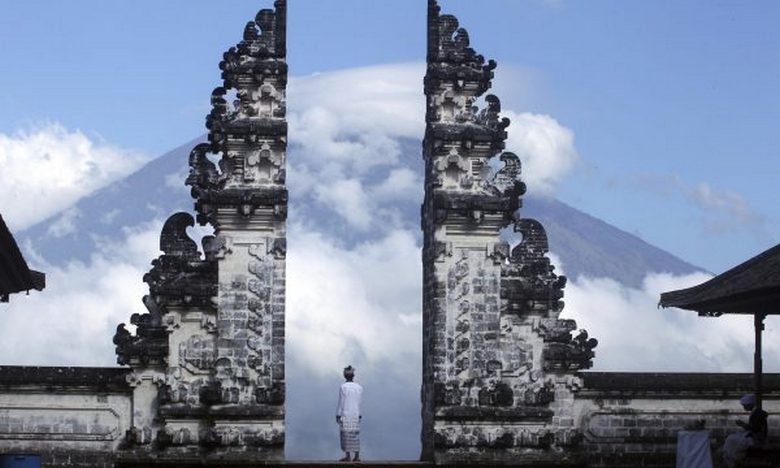 Na ostrov Bali padá z oblohy spousta mrtvých ptáků.