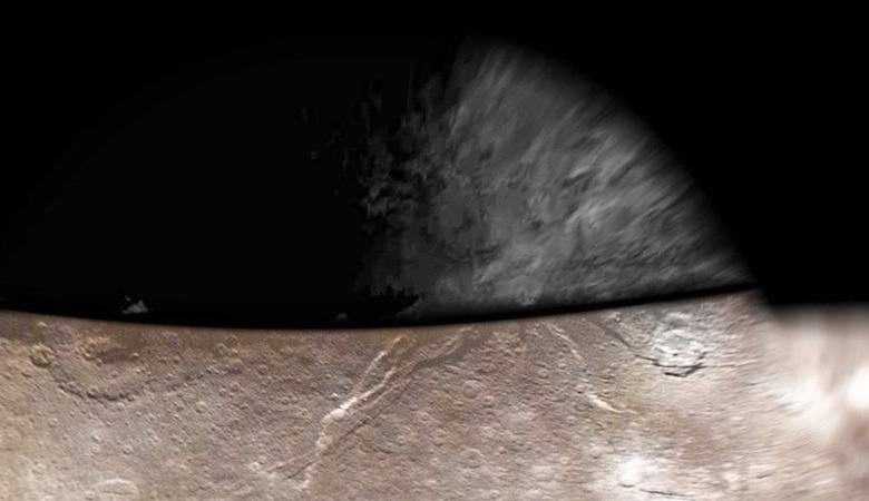 Na satelitu Uranu Titania objevil virtuální archeolog nepochopitelnou obří kopuli.