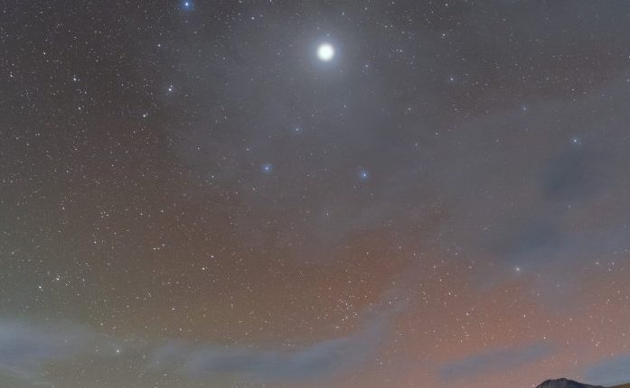 Jupiterovo vzácné halo je vidět na úžasném pouštním obrazu 