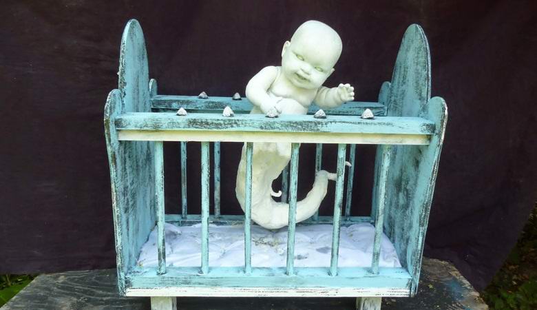 Ve videu: tajemná bytost brání spícímu dítěti.