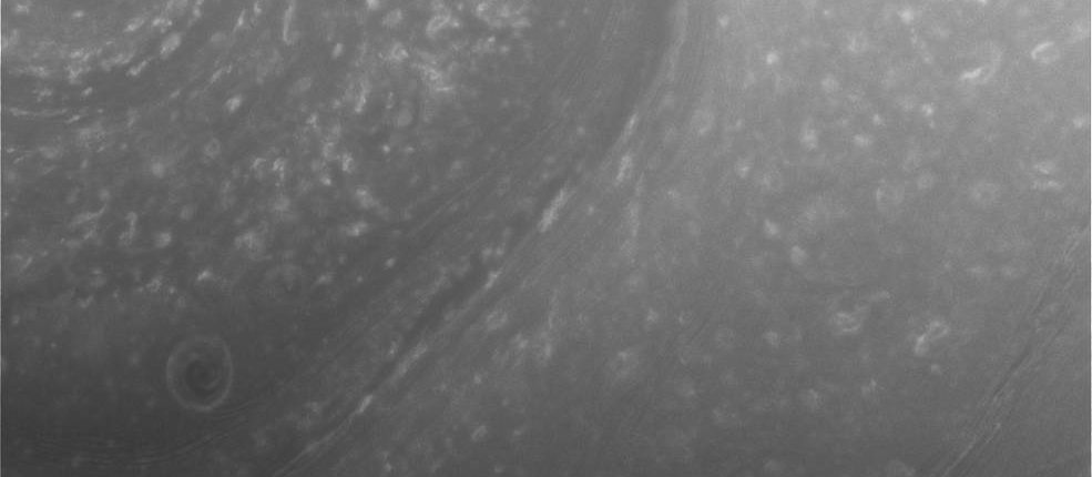 Začátek závěrečné mise „Cassini“ - Saturnův šestiúhelník zblízka 