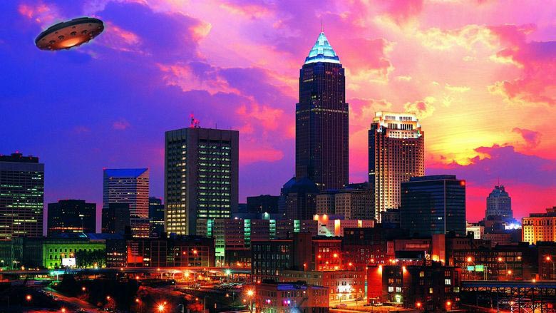 Obří UFO vznášející se nad americkým městem
