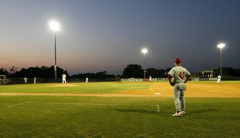 Tajemný zajatý přes baseballový stadion