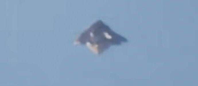 Pyramidální UFO letí nad Brazílií