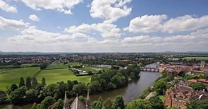 Whitish UFO létají nad Worcesterem