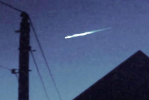 Svědci fotografovali padající objekt s UFO nad Kalifornie