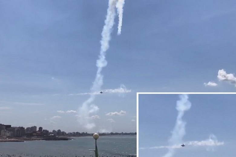 UFO letí nad akrobatem