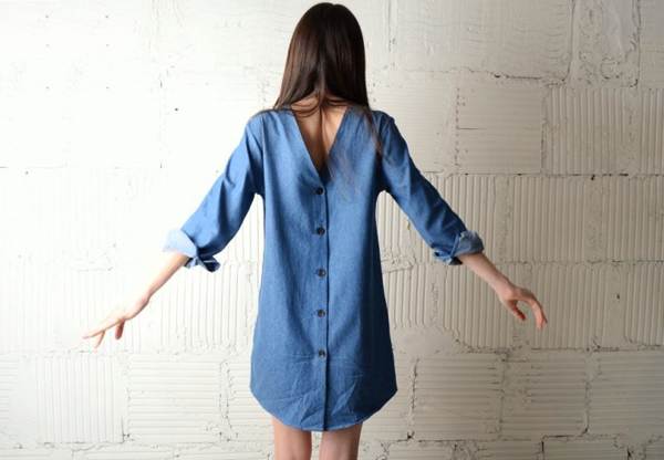 Oblečte si šaty dozadu 