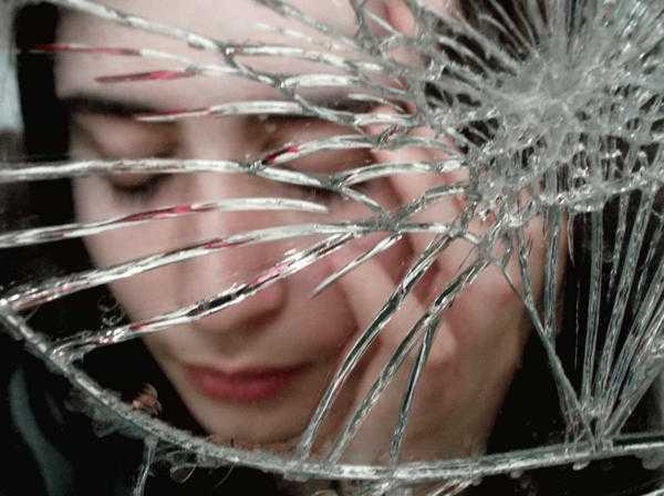 podívej se do rozbitého zrcadla 