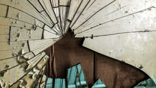 známky rozbitého zrcadla 