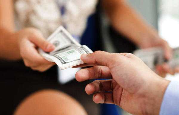 jak vzít a kterou ruku vrátit 