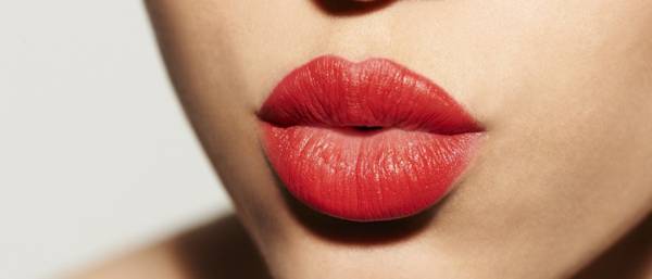 pupínek na spodním rtu 