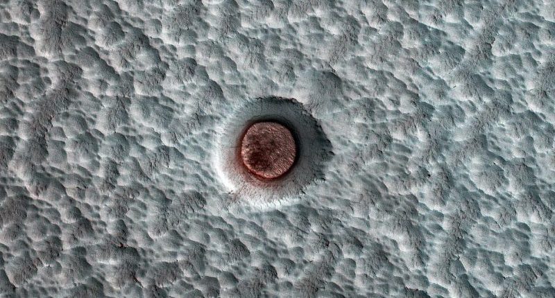 NASA už deset let sleduje změnu ledu v marťanském kráteru 
