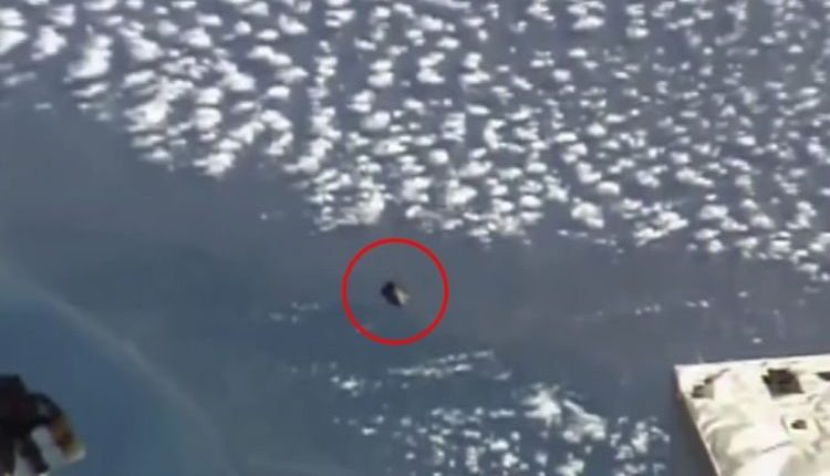 NASA nevysvětluje, který vesmírný objekt byl poblíž ISS déle než 20 minut 