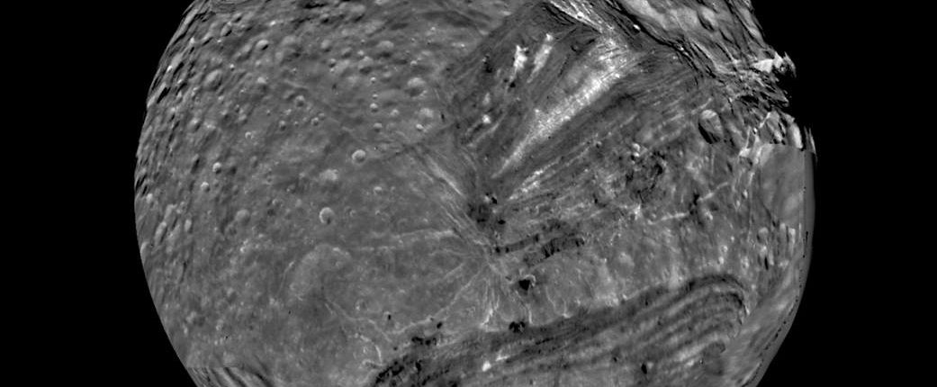 NASA po finálním zpracování zveřejnila fotografii satelitu Uran 