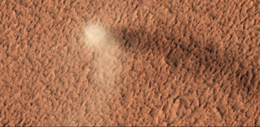 NASA zveřejňuje snímky epického „Dust Devil“ na povrchu Marsu 