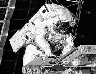 NASA pozastavila kosmické dráhy v amerických skafandrech