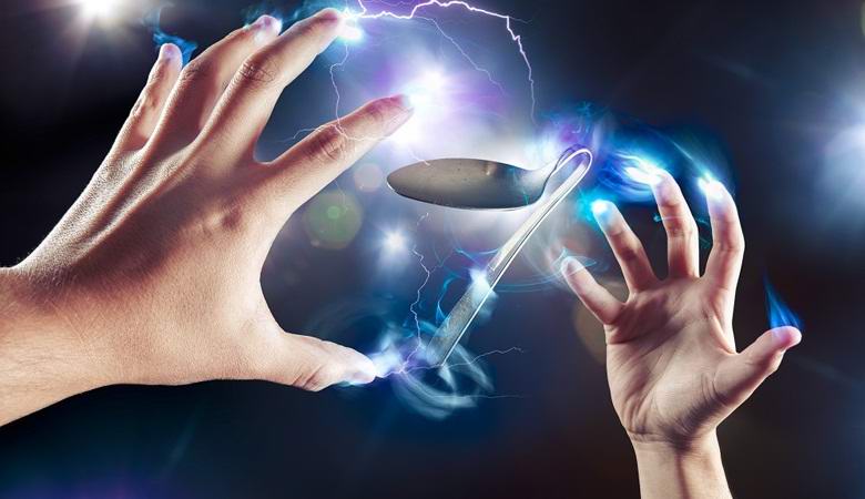 Udělil odměnu 12 tisíc dolarů za prokázání existence supervelmocí