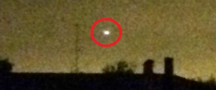 Nedaleko od Kazaně bylo vidět UFO vznášející se nad domy.