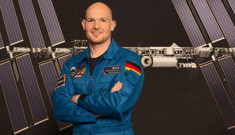 Německý astronaut položil prst na díru v ISS