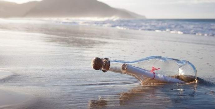 Německá žena chytila ​​rekordní starou zprávu v láhvi od moře