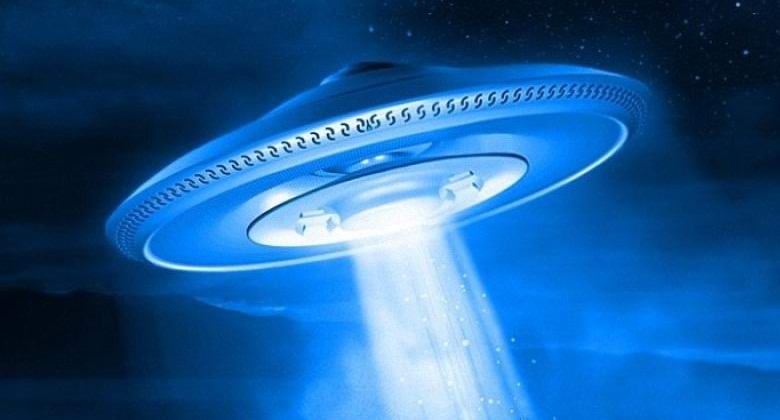 Neobvyklý UFO letěl přímo nad zemí