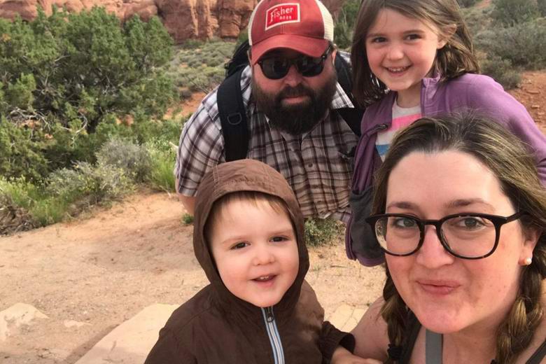 Na rodinné fotografii byla vidět neobvyklá optická iluze.