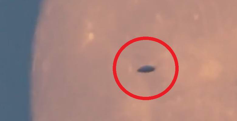 Neidentifikovaný létající objekt létal na pozadí úplňku