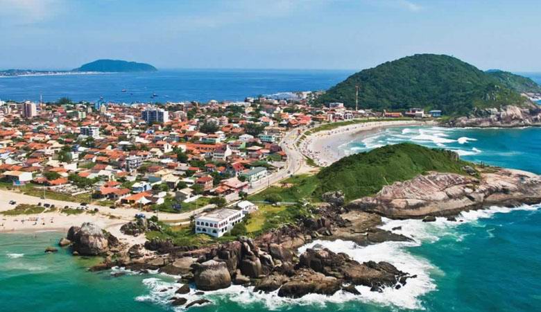 Z pobřežního pobřeží Brazílie spadl temný předmět