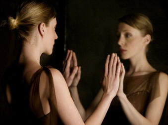 Několik návrhů, proč se nemůžete dívat do zrcadla, když plačete.