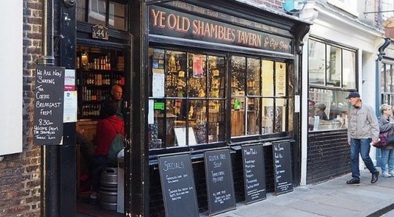 Neviditelná síla v hospodě Ye Old Shambles v Yorku srazí předměty z police.