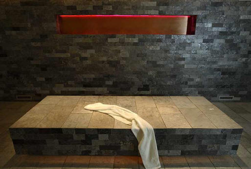 Jemná kamenná postel