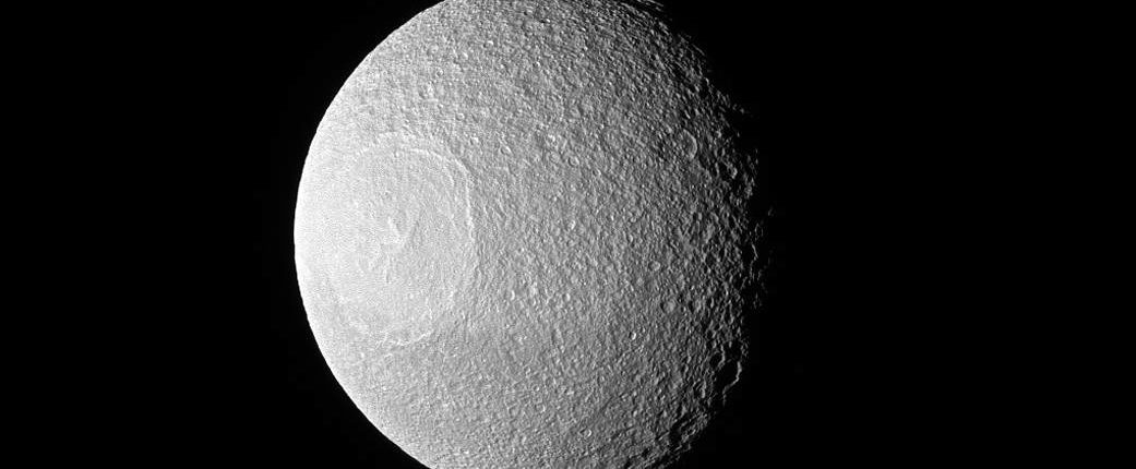 Nový pohled na Tethys z mise Cassini 