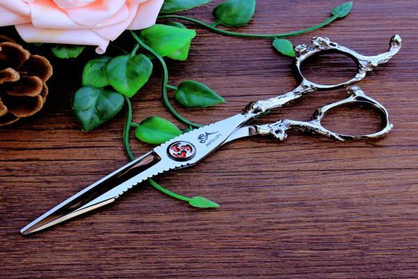 Nůžky spadly na podlahu 