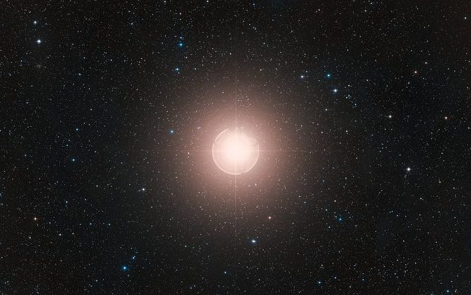 Betelgeuse oficiálně přestal blednout 