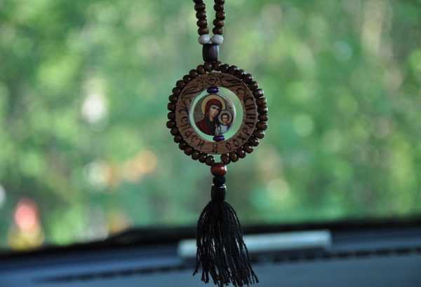 amulet v autě 