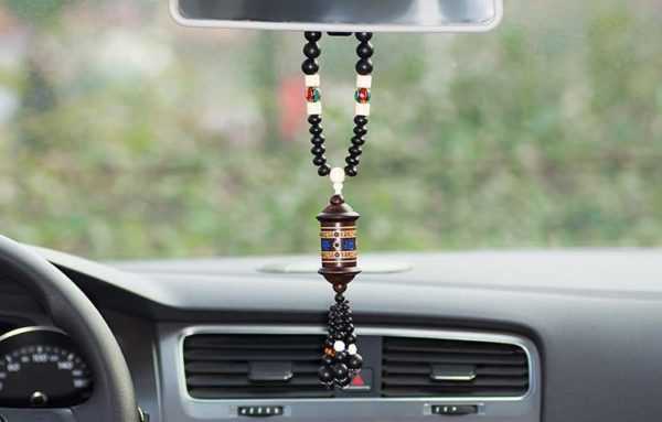 amulet v autě 